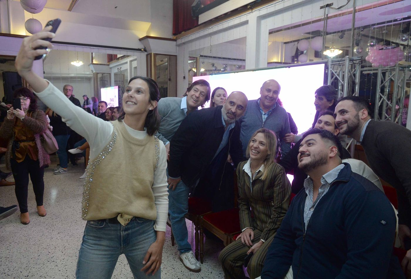 Manuela Forneris saca la selfie con el resto de los candidatos de Somos Buenos Aires en La Plata