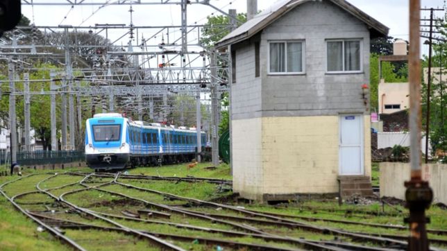 trabajadores tercerizados amenazan con cortar el servicio del tren roca
