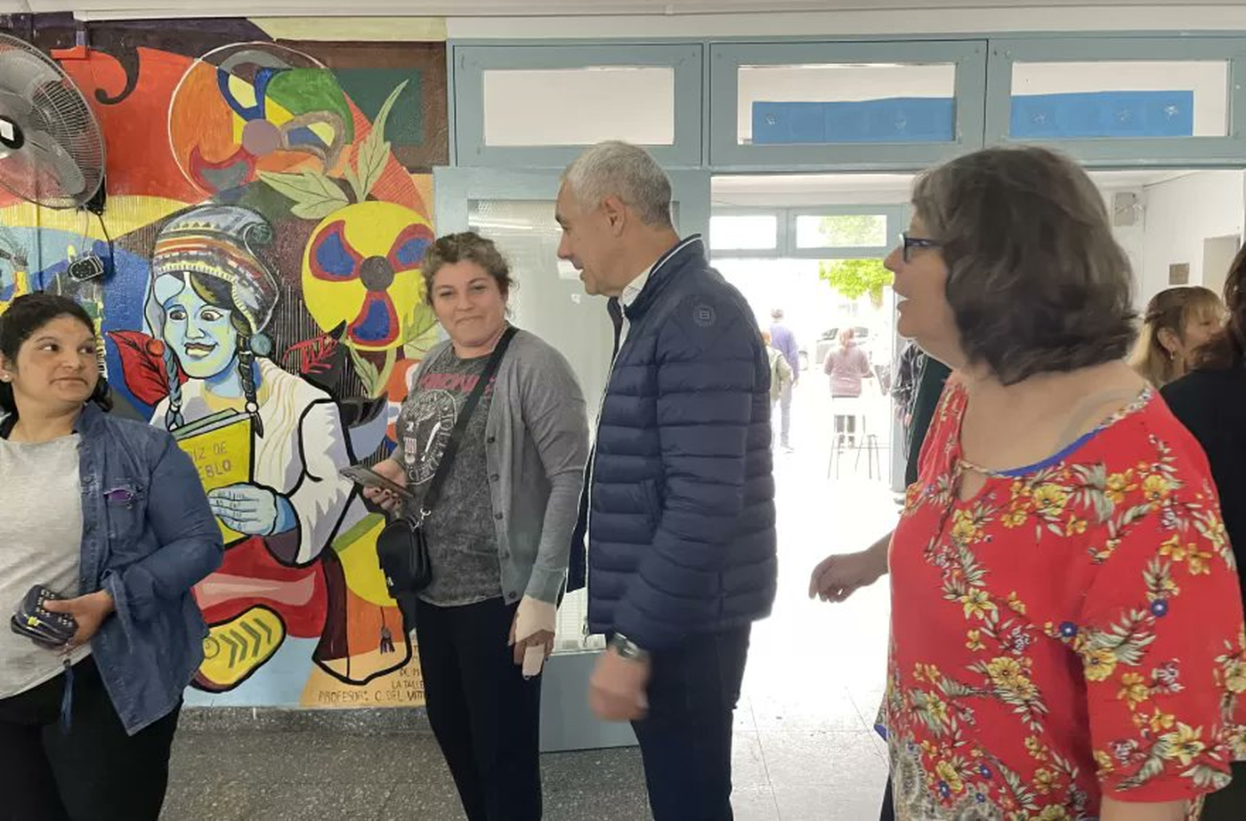 El jefe comunal de Berisso, Fabián Cagliardi, dialogó con los vecinos mientras esperaba su turno para votar. El jefe comunal de Berisso, Fabián Cagliardi, dialogó con los vecinos mientras esperaba su turno para votar.