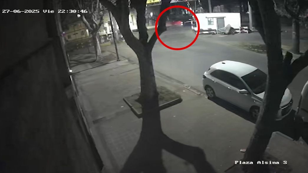 El impresionante momento del choque a alta velocidad entre dos autos en el paso a nivel de 1 y 38