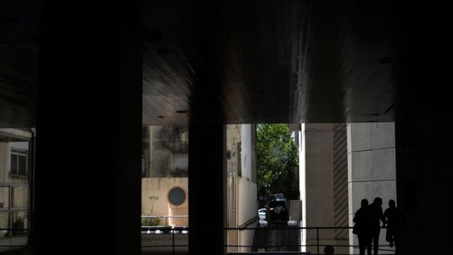 otra vez la torre 1: ahora se rompio un cano y hay cataratas de agua en los pisos