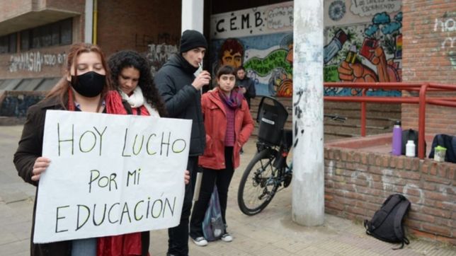 con frazadas y carteles, alumnos y padres reclamaron por el estado de las escuelas