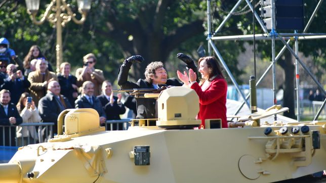 javier milei y victoria villarruel se subieron a un tanque y se sumaron al desfile