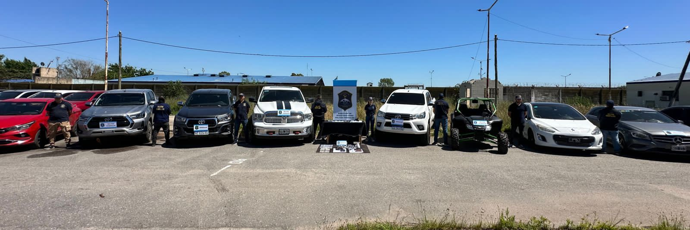 Las camionetas que secuestraron los investigadores durante en los 18 allanamientos.