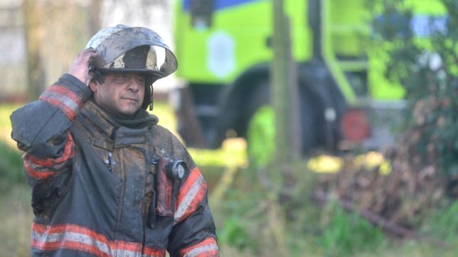 un voraz incendio destruyo todo en una cooperativa de reciclado en la plata