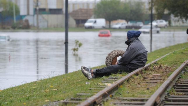 las asambleas de inundados cruzaron a garro por la emergencia climatica en la plata