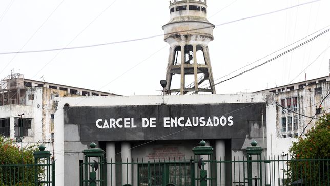 un joven detenido en la carcel de lisandro olmos denuncio que lo abusaron con una zanahoria