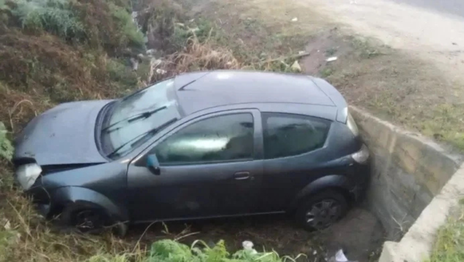 Perdió el control del auto, cruzó por el medio de una rotonda y terminó en una zanja Perdió el control del auto, cruzó por el medio de una rotonda y terminó en una zanja