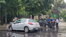 fuerte choque bajo la lluvia en pleno centro de la plata fuerte choque bajo la lluvia en pleno centro de la plata