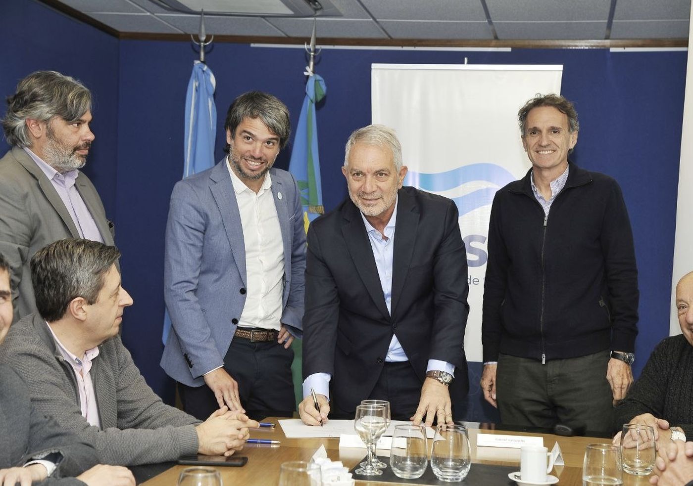 El intendente Julio Alak junto al ministro de Infraestructura Gabriel Katopodis (der.) durante la firma del acuerdo por obras en La Plata.
