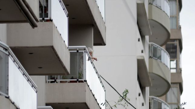 dos estudiantes forcejearon con un hombre arana en el balcon de su departamento