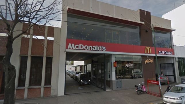 panico en el mcdonalds de 7 y 42: cuatro ladrones armados se robaron la recaudacion