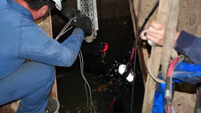 buzos especializados limpiaron una planta potabilizadora de agua en la plata