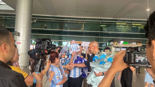 locura total por la llegada de veron a vietnam donde es furor