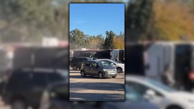 un camion se despisto en berisso, volco en una rotonda y perdio parte de su carga