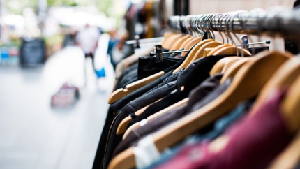 Un local de ropa del centro de La Plata cierra sus puertas y hace un gran remate para vaciar el negocio