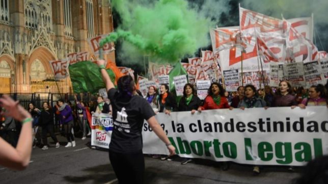 una columna de la marcha del encuentro feminista se desprendio y se manifesto frente a la catedral
