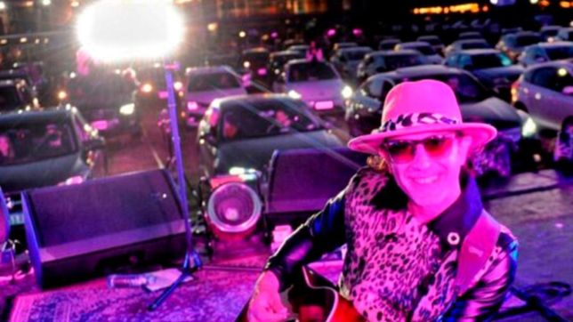 se viene el primer autoconcierto en la repu de la mano de coti