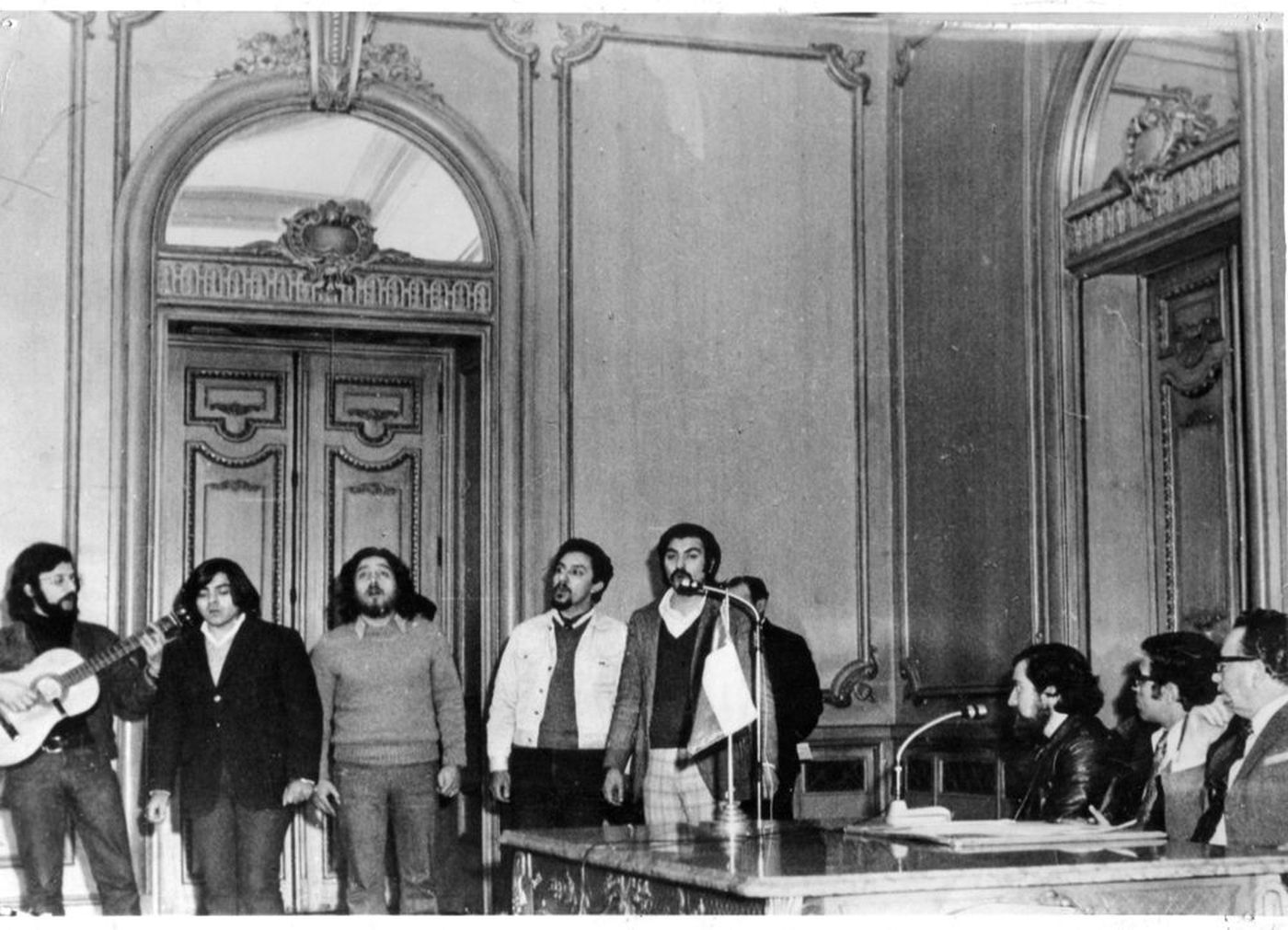 En La Moneda, de pie, con Salvador Allende como cercano espectador. 