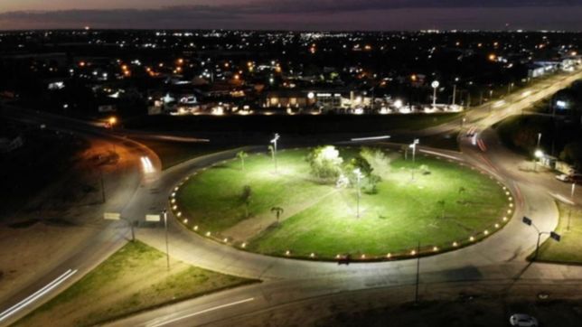 alumbrado, bolardos y forestacion: transforman las rotondas de acceso a la plata