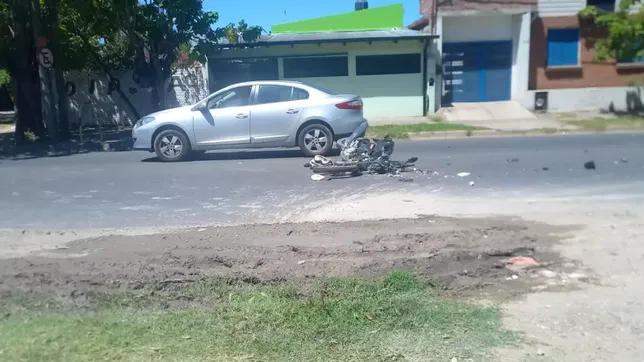 tragedia vial en berisso: un motociclista murio en un triple choque con un camion de gaseosas y un auto
