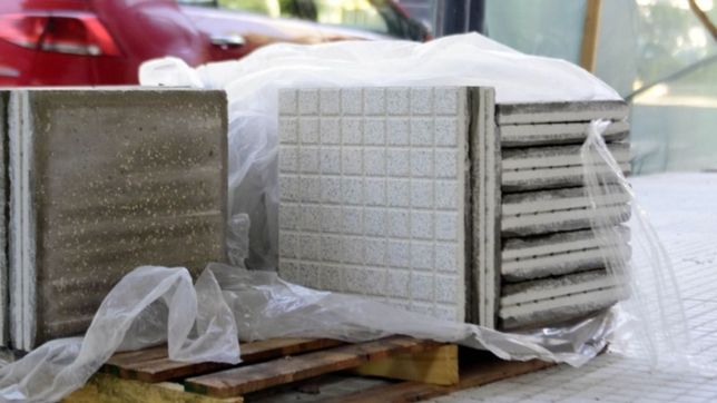 comenzo la entrega de baldosas a los vecinos de la plata para la renovacion de veredas