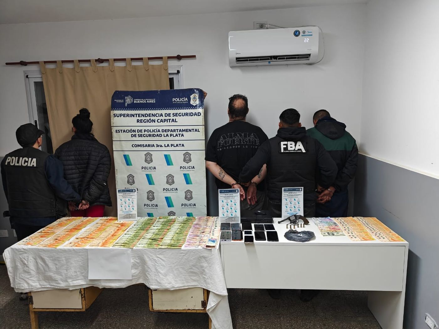 Los detenidos por el asesinato de Maximiliano Escudero con parte de lo secuestrado.