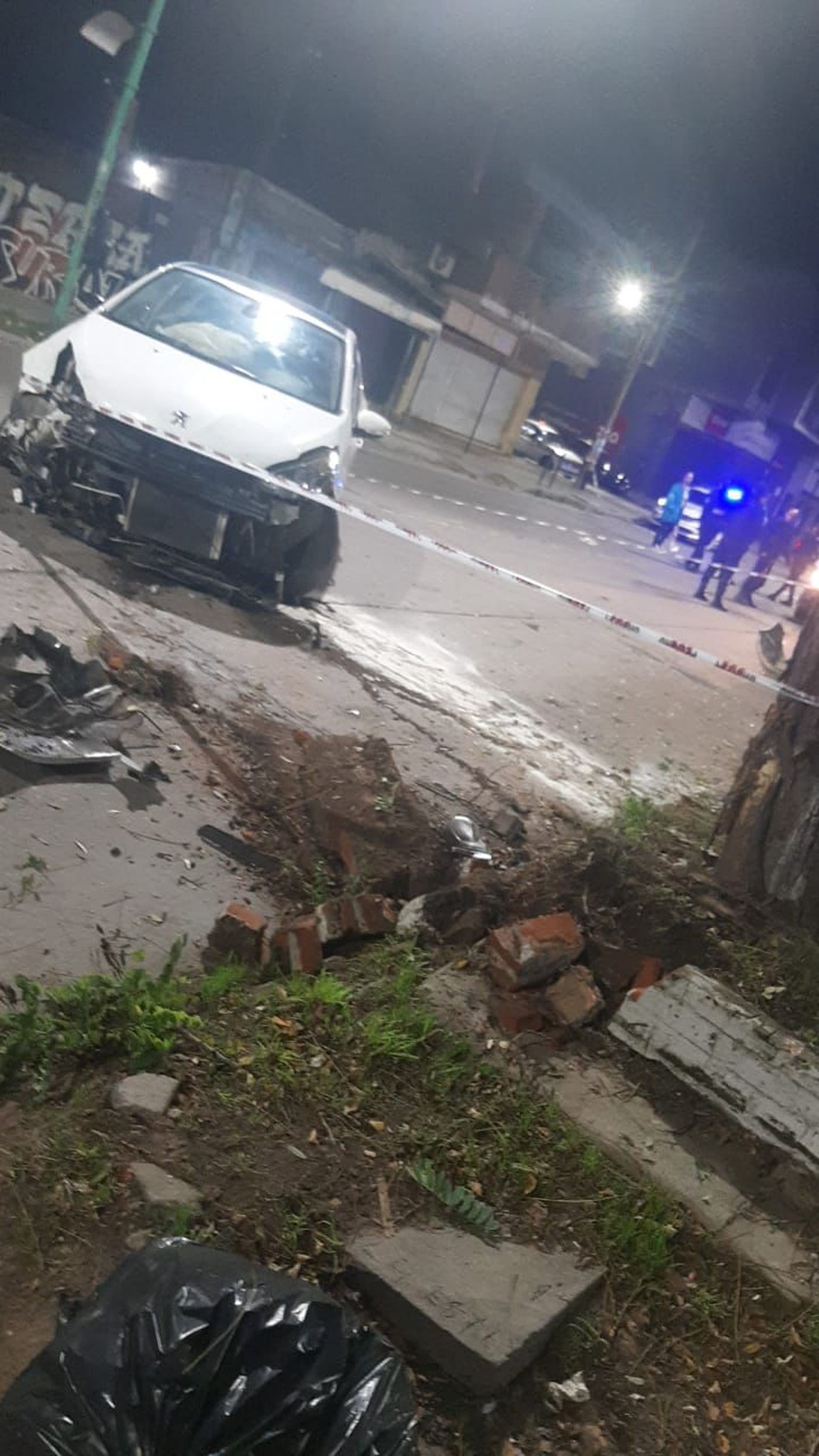 Las autoridades policiales de Berisso asistieron a la conductora. Las autoridades policiales de Berisso asistieron a la conductora.