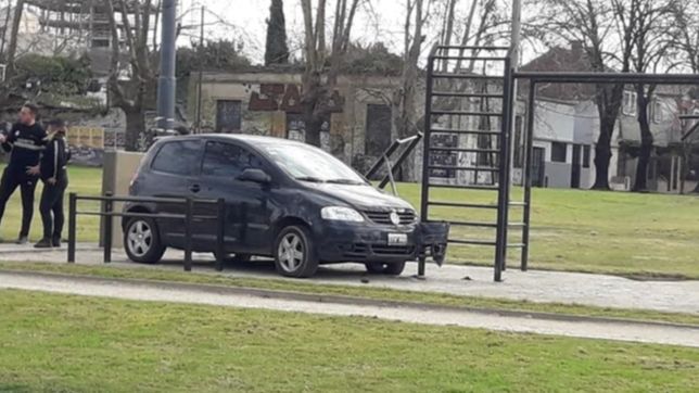 se quedo dormido, se subio con el auto a la rambla y choco una estacion de ejercicios