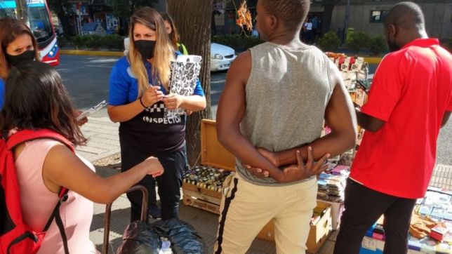 los manteros deberan registrarse para mudarse a los paseos de compras en la plata