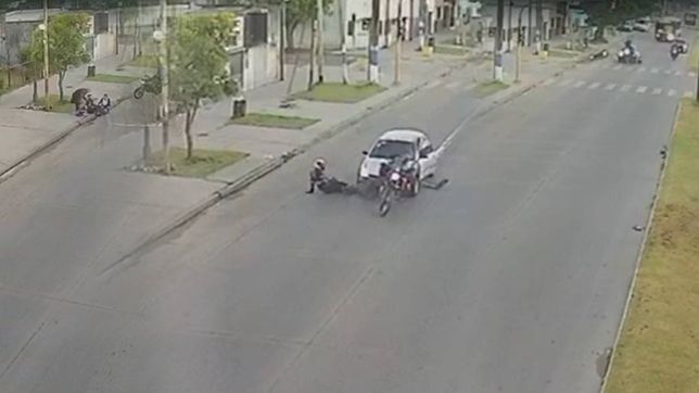 cruzo en rojo y choco a un motociclista causando un fuerte accidente de transito en melchor romero