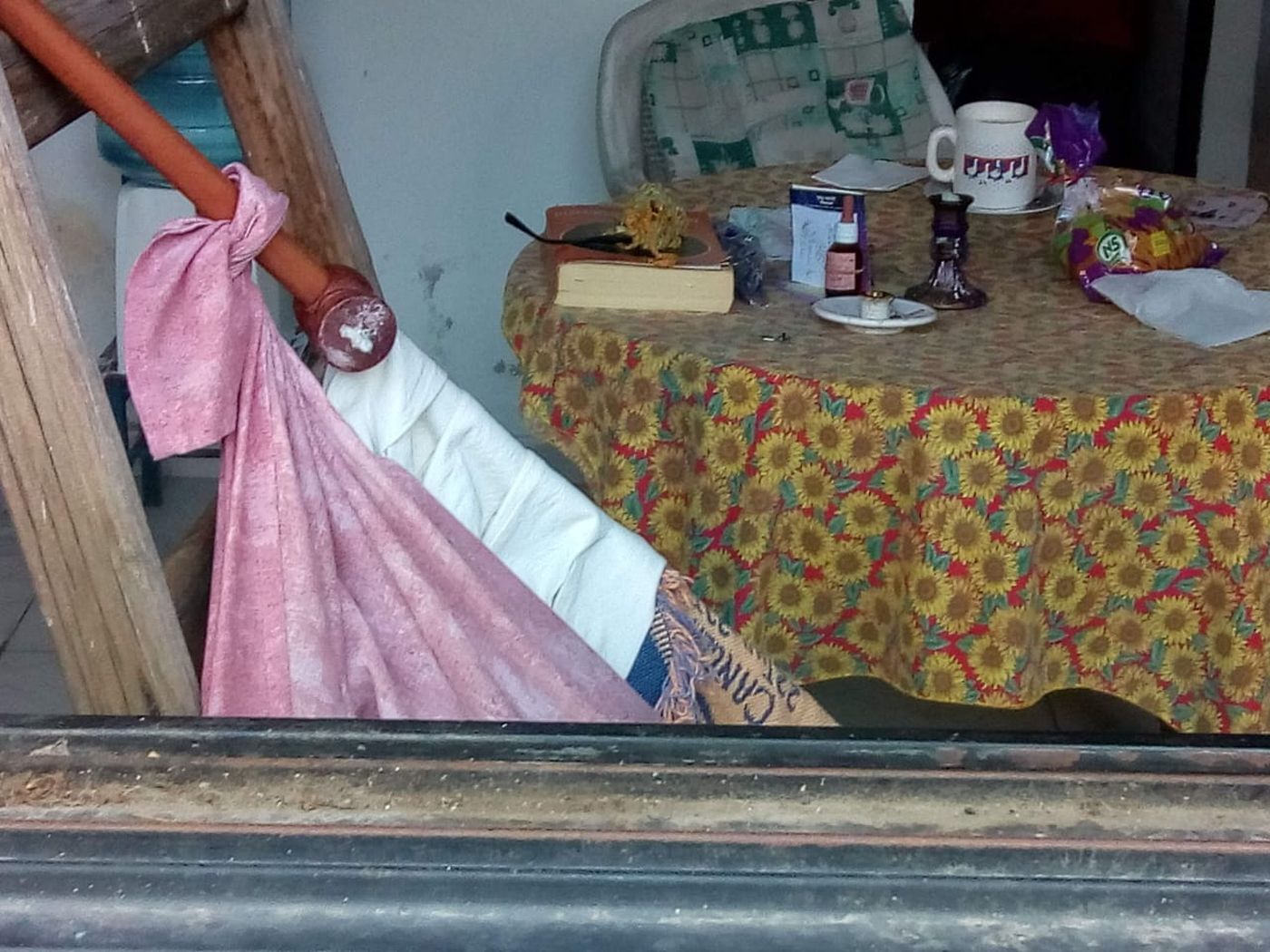 Graciela se quedó sin ventana en el invierno del año pasado. Le rompieron los postigos, luego los vidrios y todos los parches con bolsas o cartones que hacía para evitar el ingreso de frío.
