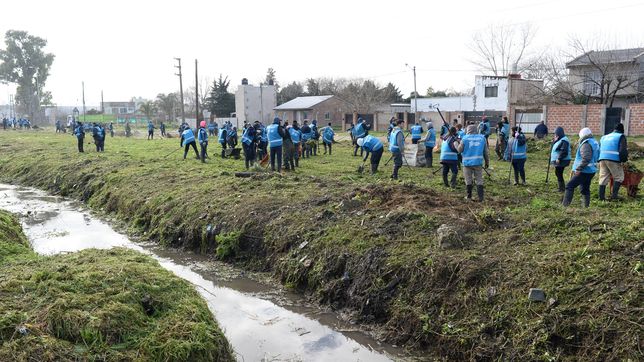 mas de 200 agentes limpiaron un arroyo que atraviesa la ciudad y puede causar inundaciones