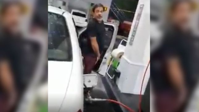 video: escracharon a un taxista haciendo pis mientras cargaba nafta en la plata