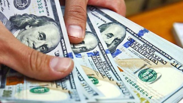 el dolar blue cerro la jornada con otra suba y alcanzo otro record encima de los $700