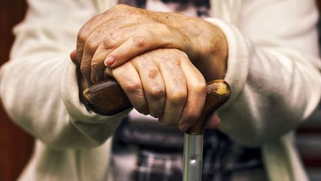 Despertaron a una jubilada de 79 años mientras dormía y le robaron dólares, euros y efectivo en La Plata