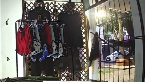 Un ladrón pescador tomó de punto a una peluquería de La Plata con un insólito método para robar Un ladrón pescador tomó de punto a una peluquería de La Plata con un insólito método para robar