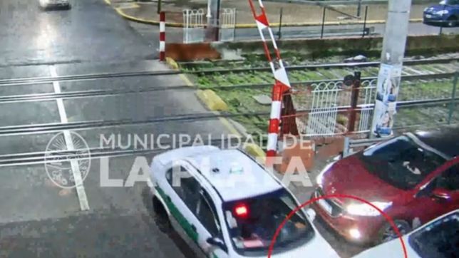 un conductor siguio de largo por 1 y choco contra un taxi que cruzaba las vias