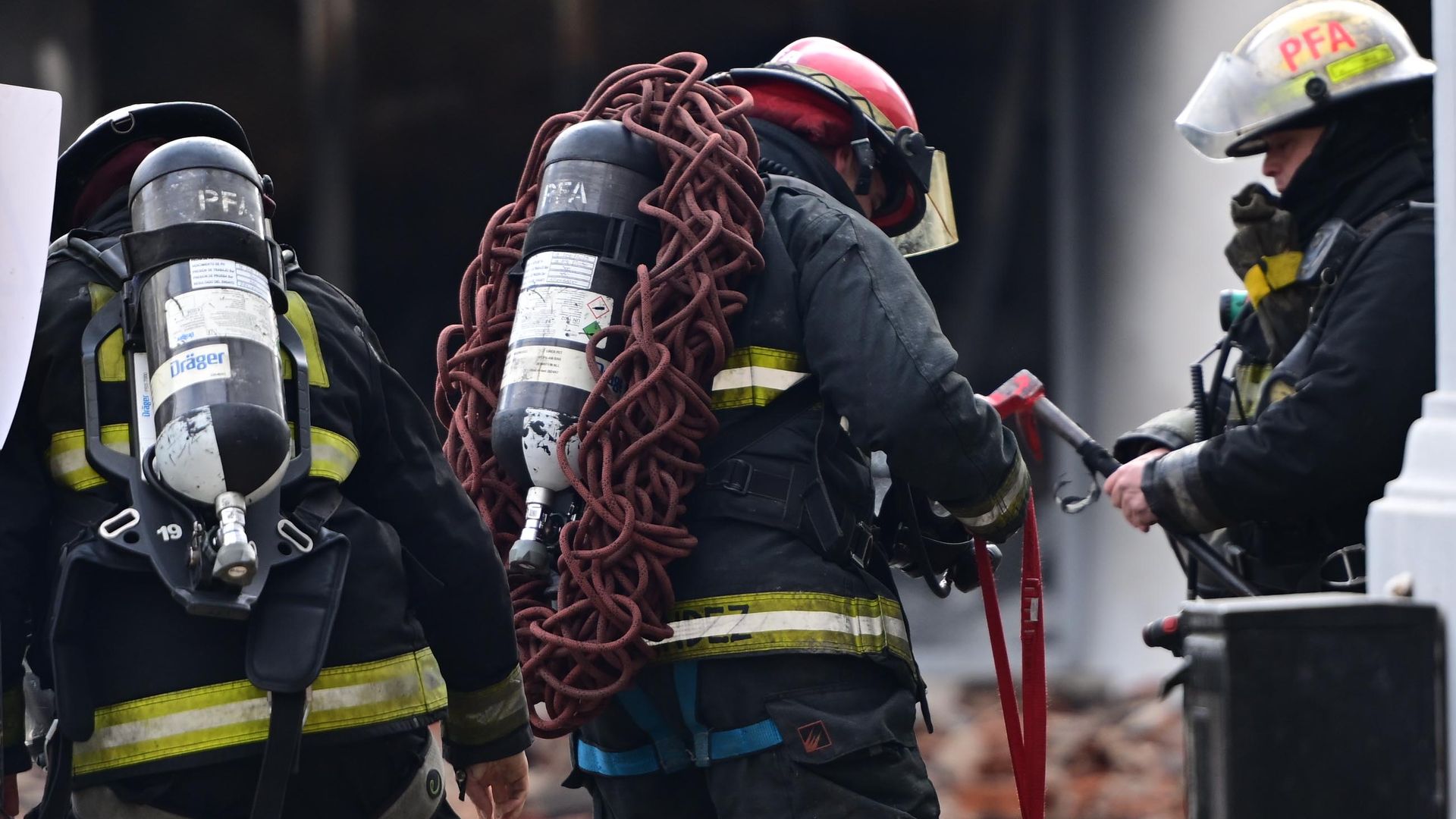 Rescataron a cuatro nenes, pero la mamá quedó atrapada en las llamas y murió