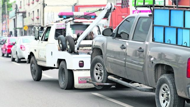 dos ladrones intentaron llevarse un auto mientras los duenos esperaban dentro a la grua