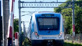 el tren roca vuelve a circular con demoras por un choque con un motociclista en gonnet