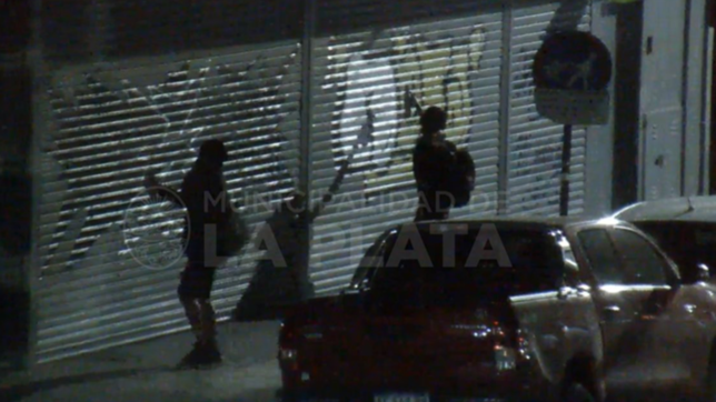 video: detuvieron a dos jovenes por vandalizar paredes y comercios del centro platense