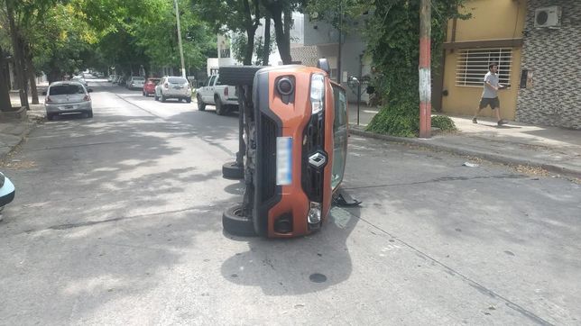 asi fue el insolito choque y vuelco entre dos autos en una esquina de la plata