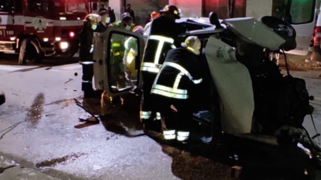 Impactante choque y vuelco en Berisso: un hombre está grave