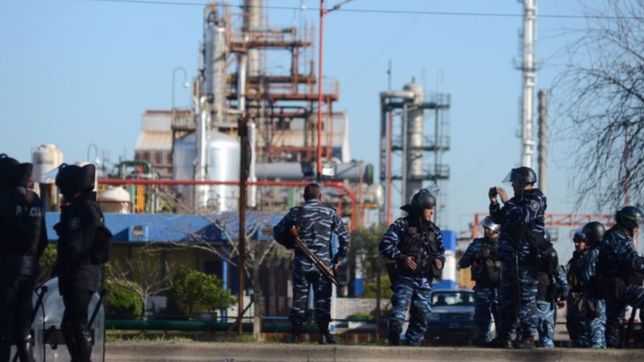 trabajadores de la uocra se enfrentaron otra vez con la policia en las puertas de ypf