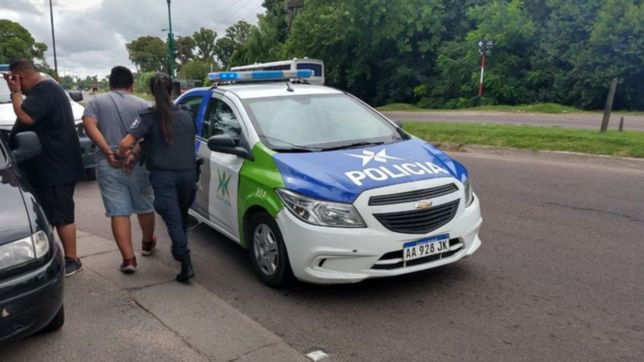 robaron partes del micro incendiado en la autopista, los descubrieron y fueron detenidos