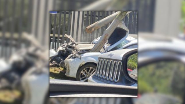 un auto que iba a gran velocidad se incrusto contra un poste en city bell y no fue tragedia de milagro