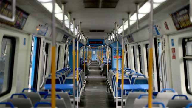 estacion desierta y terminal abarrotada: asi se vive el paro de trenes en la plata