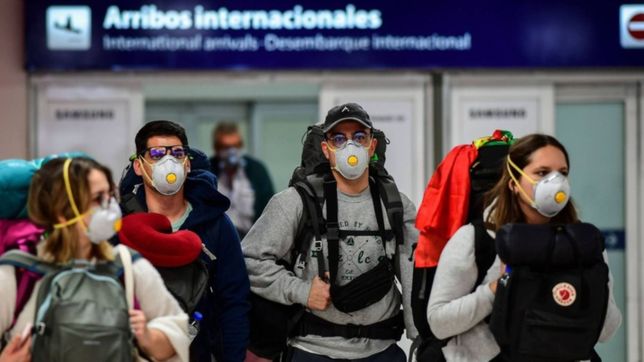 desde el sabado restringiran los vuelos al exterior y duplicaran los dias de cuarentena