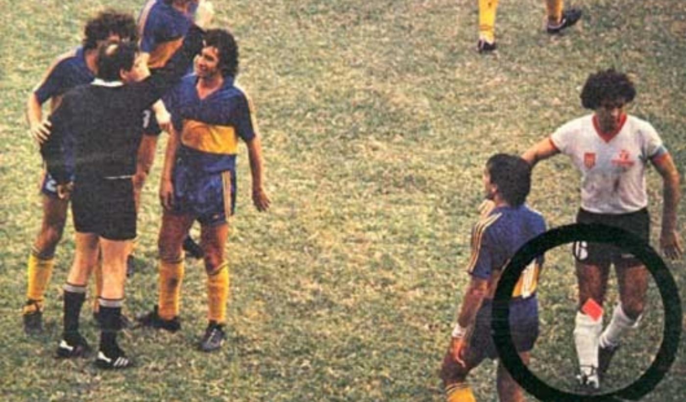 Boca-Estudiantes, 1984. Gareca ya le tiró la roja a Abel Gnecco, y la tarjeta caerá cerca de Russo.